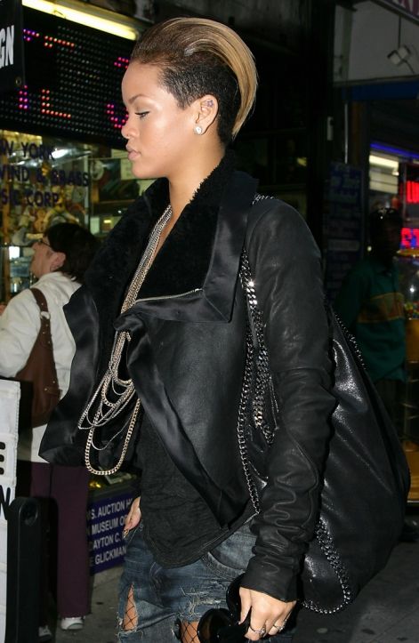 rihanna-szakadt-farmerben-5415.jpg